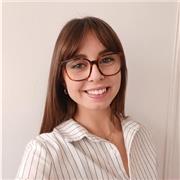 Étudiante souriante et dynamique qui prépare son diplôme de professeure !